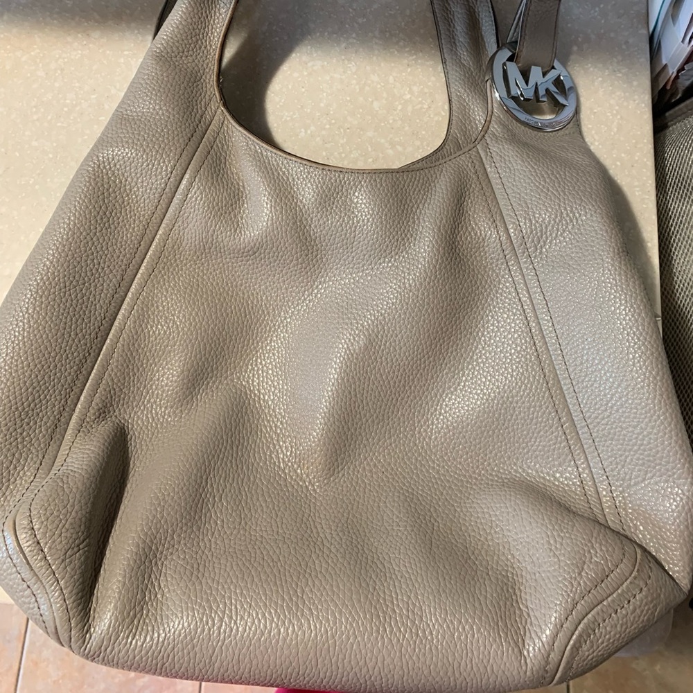 MK bucket bag! Beautiful grey color! Large bag with lots of storage